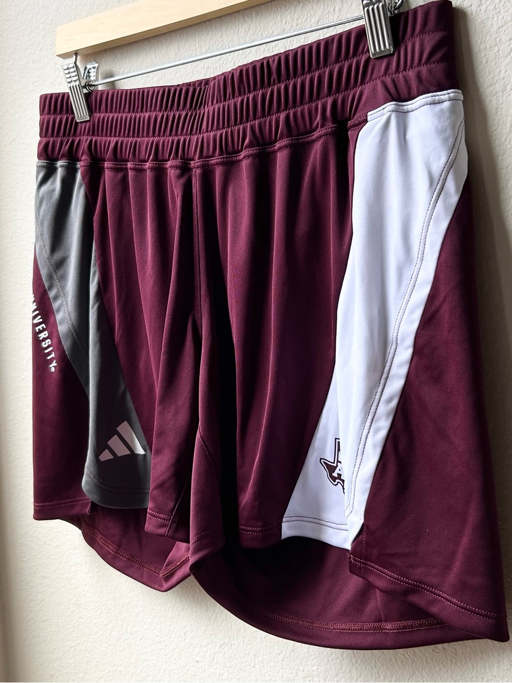NWT Adidas Texas A&M Team Maroon White Women's D4T Knit Training Short Sz S - Picture 4 of 11